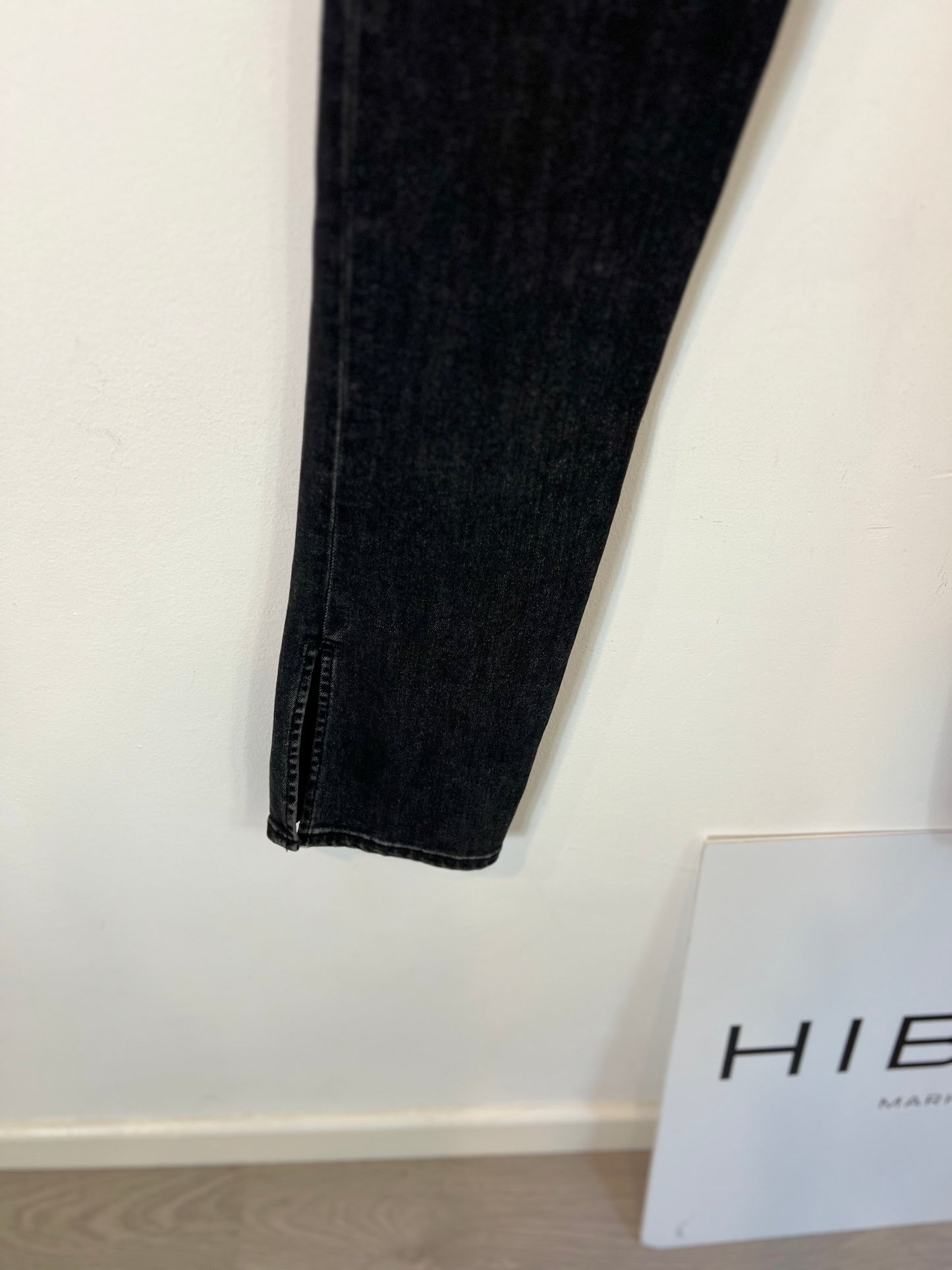 ZARA. Pantalón negro aberturas T.38