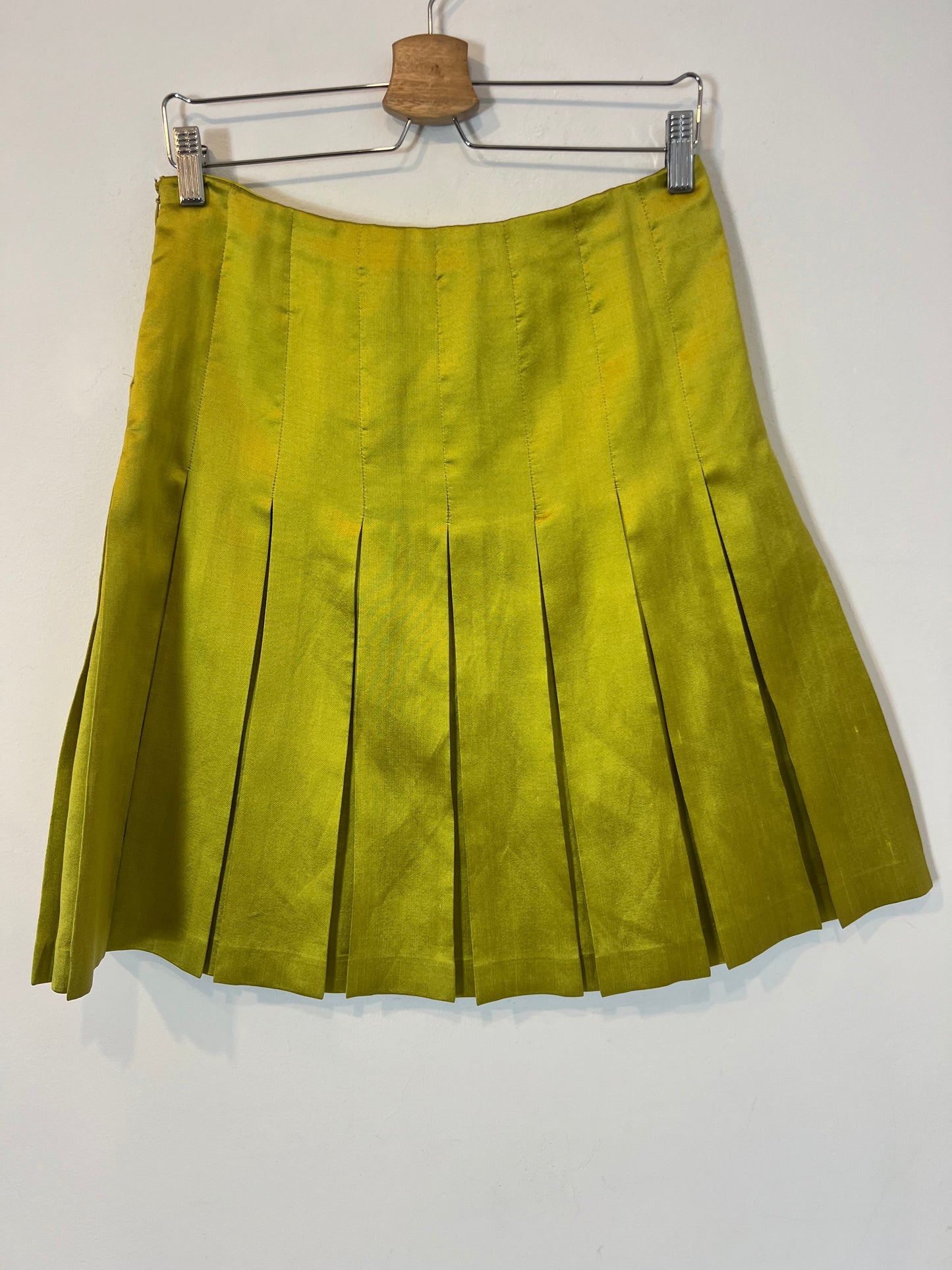 VALENTINO. Falda seda verde tablas. T 8 (38)