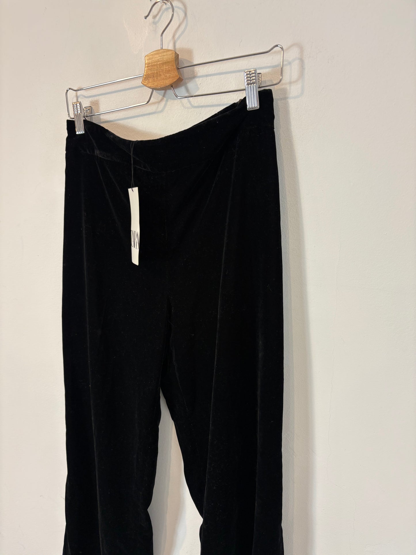 ZARA. Pantalón negro terciopelo