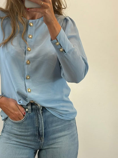 BIMANI. Blusa azul claro espalda abotonada