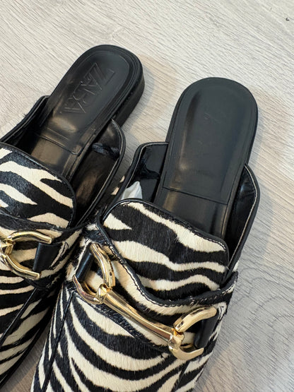 ZARA. Mules animal print textura. T 38