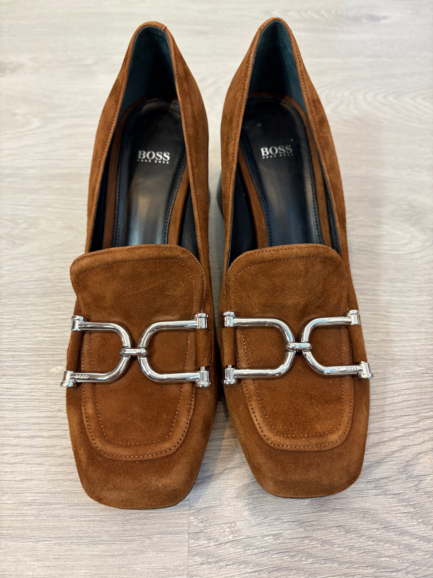 HUGO BOSS. Zapatos tacón piel hebilla