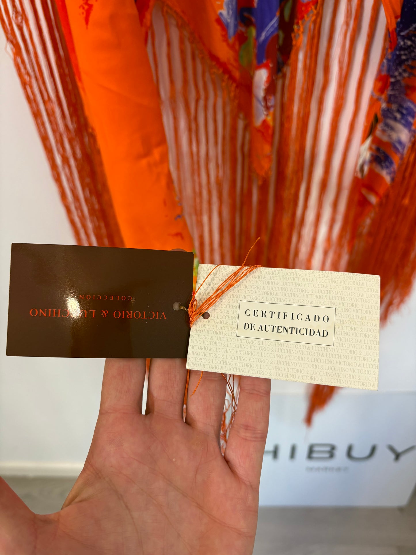 VICTORIO & LUCCHINO. Pañuelo seda flecos