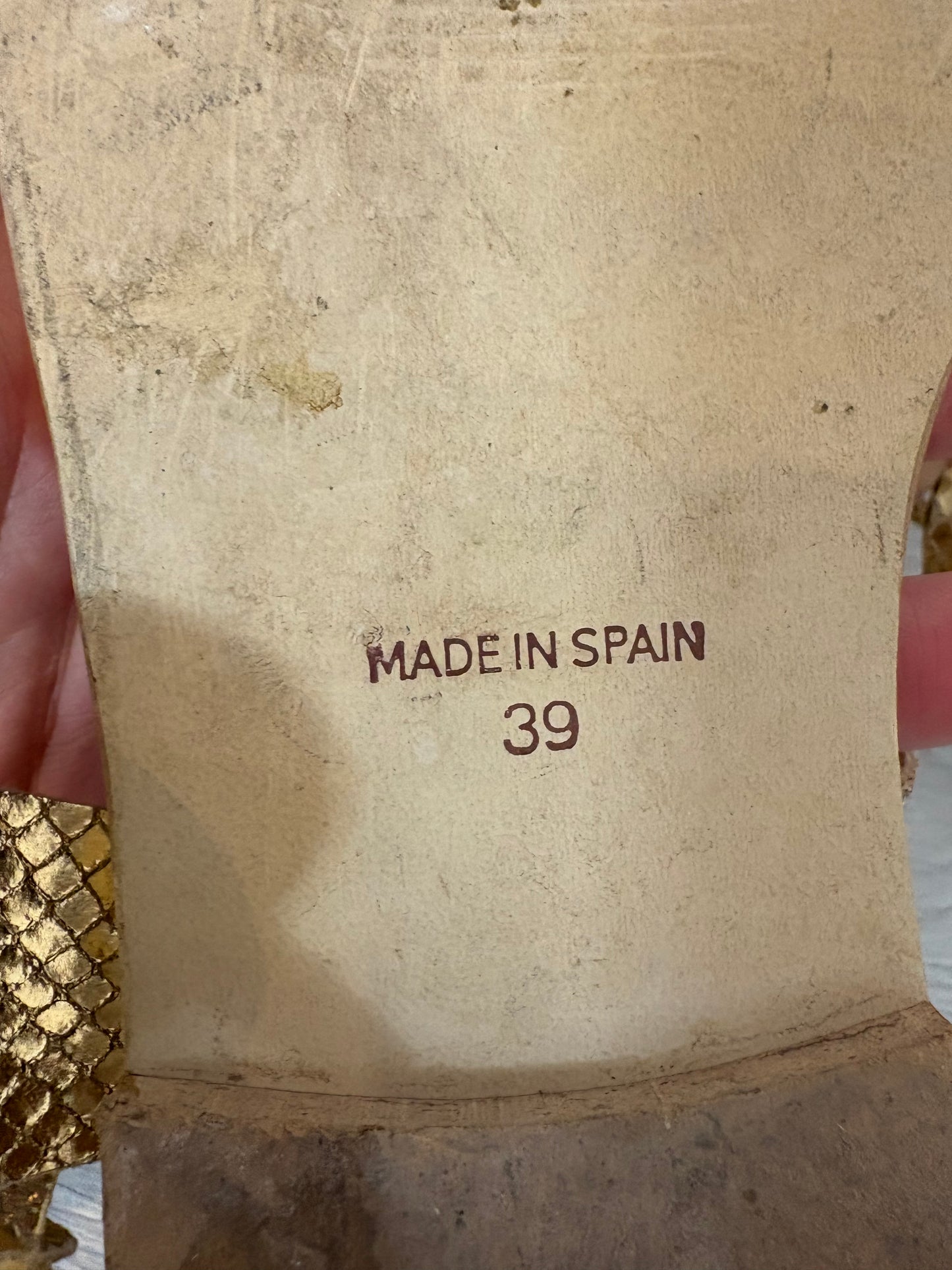 COOSY. Golden strap sandal. T 39