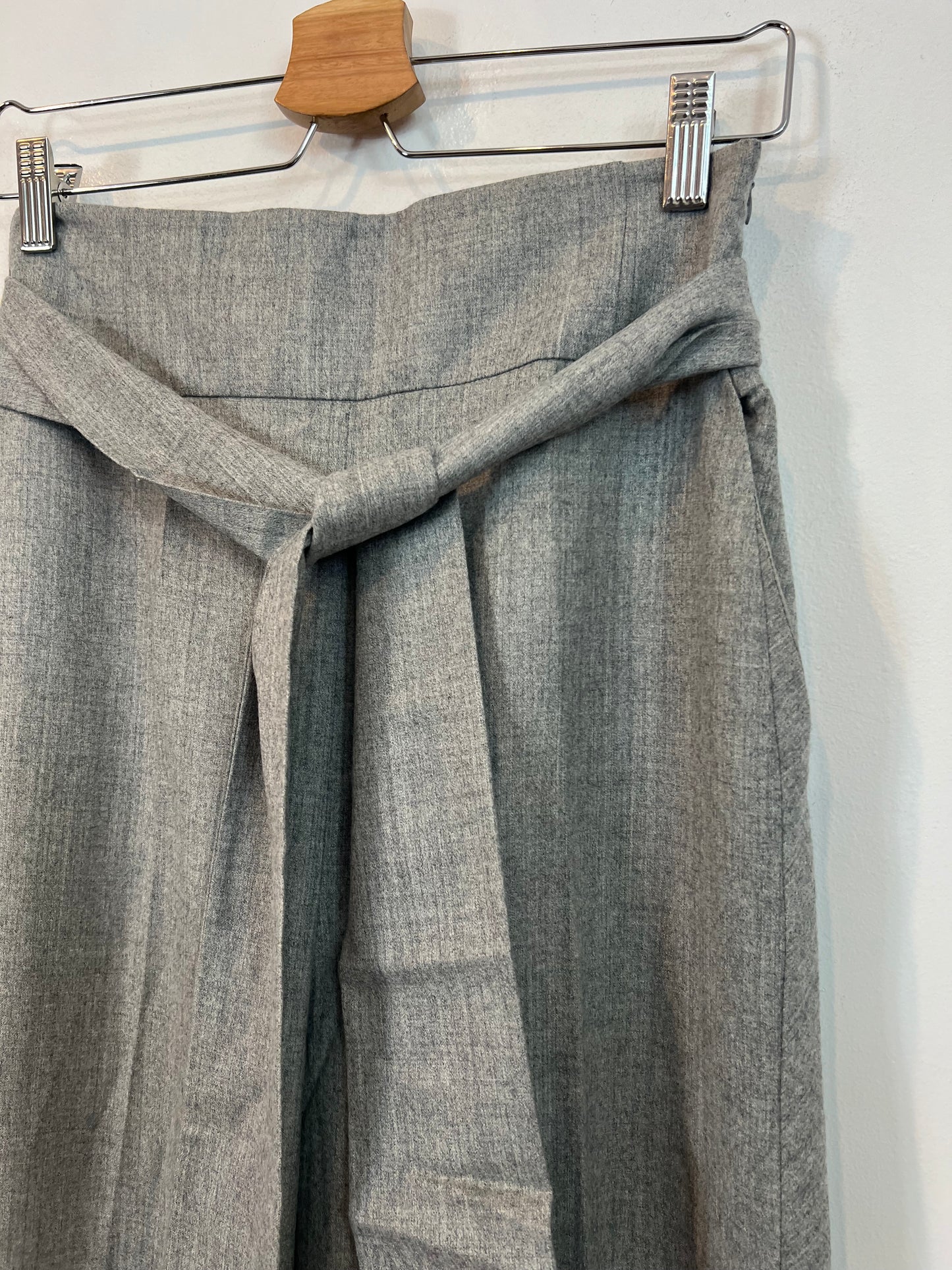UTERQÜE. Grey bow tie trousers Tm