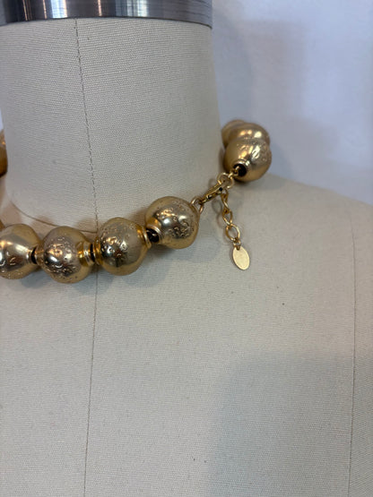 ZARA. Collar bolas doradas