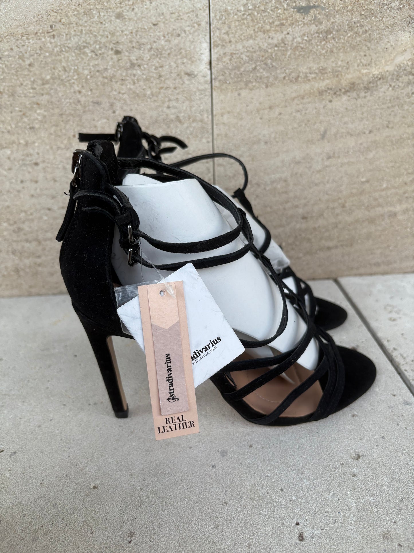 STRADIVARIUS . Sandalia negra tiras.T 37