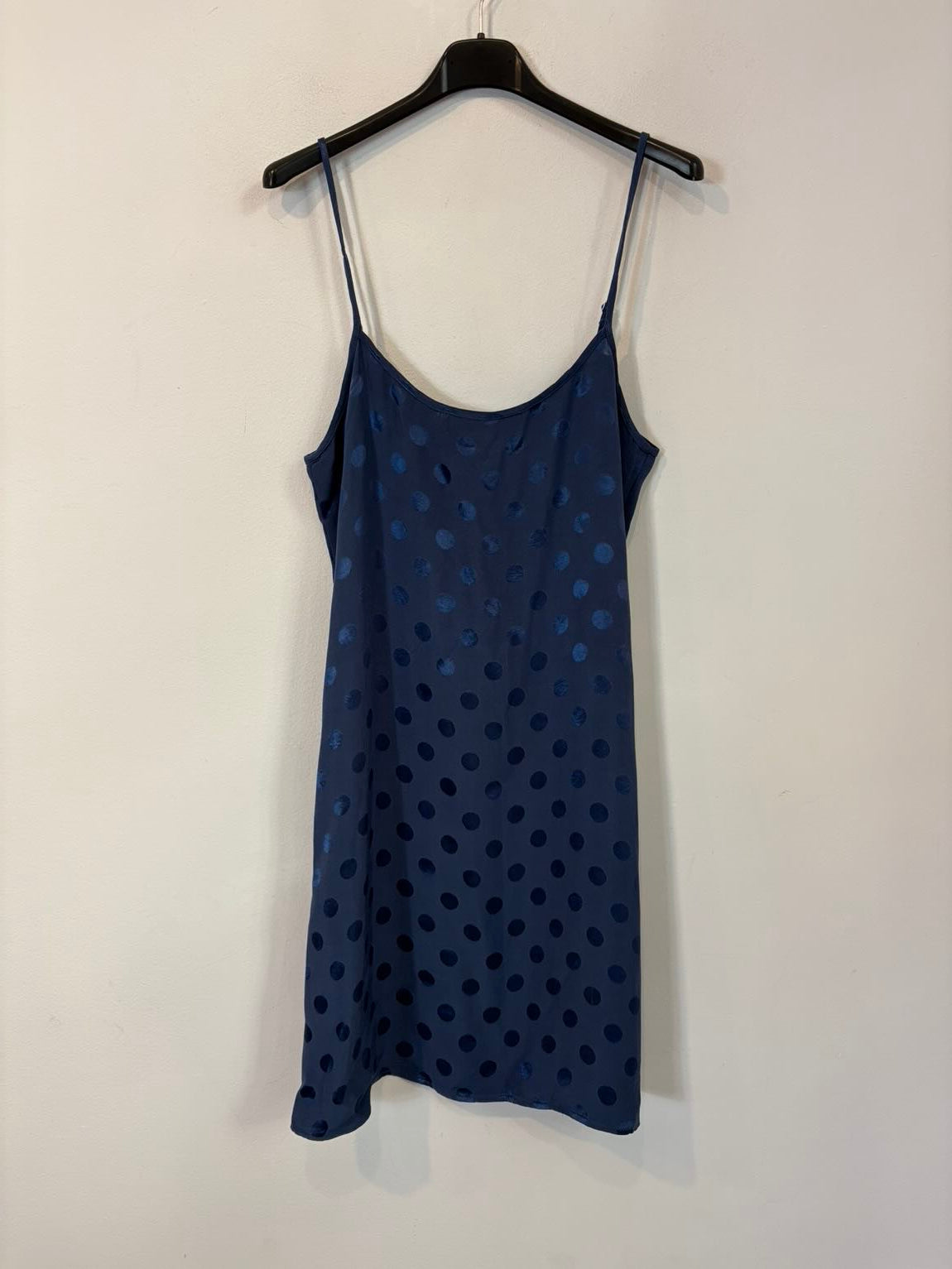 MANGO. Vestido corto fluido detalles satinados