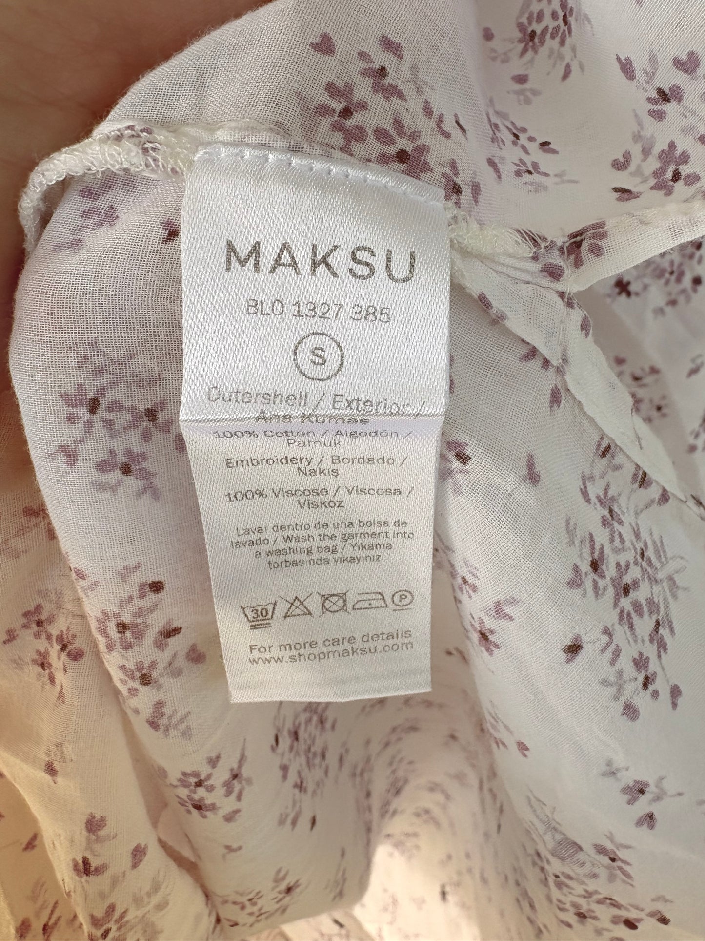 MAKSU. Blusa estampada cuello bordados
