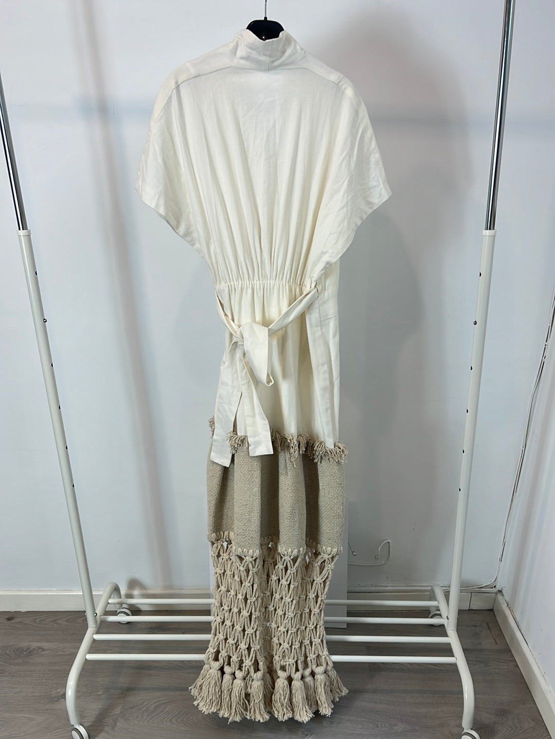 YENNYBASTIDA. Vestido blanco detalle borlas. T S