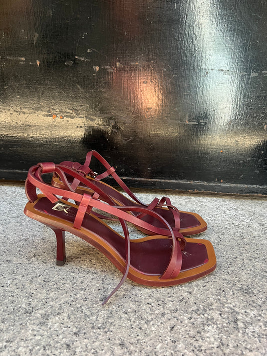 MASSIMO DUTTI. Sandalia piel burdeos T.39