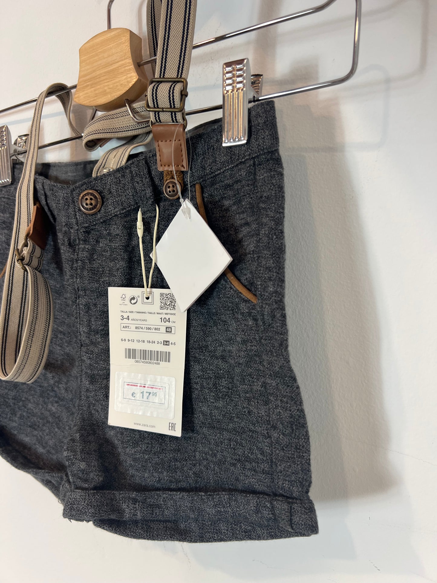ZARA. Pantalón gris corto tirantes. T 3-4 años