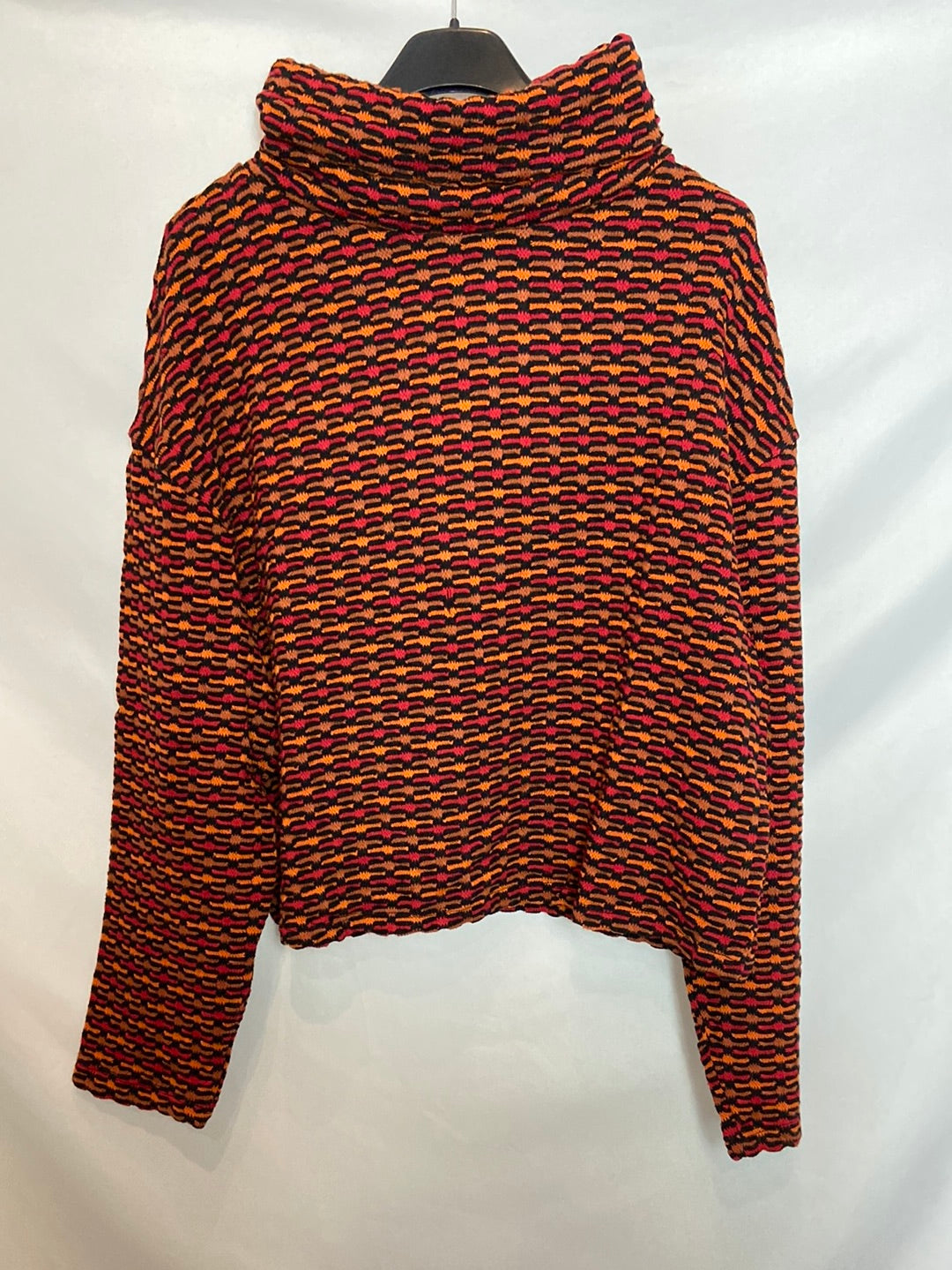 ZARA. Jersey rojo estampado con textura. T.M