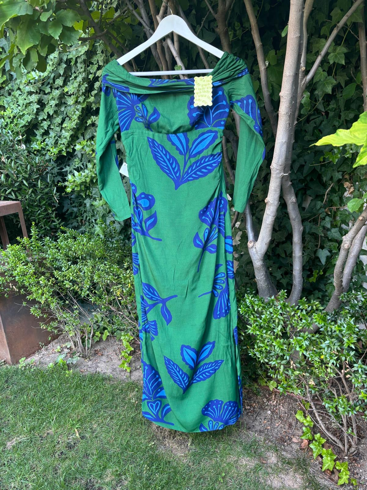 LADY PIPA. Vestido largo verde hojas detalle escote