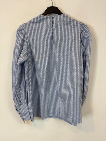 ANDION. Blusa azul detalle cuello