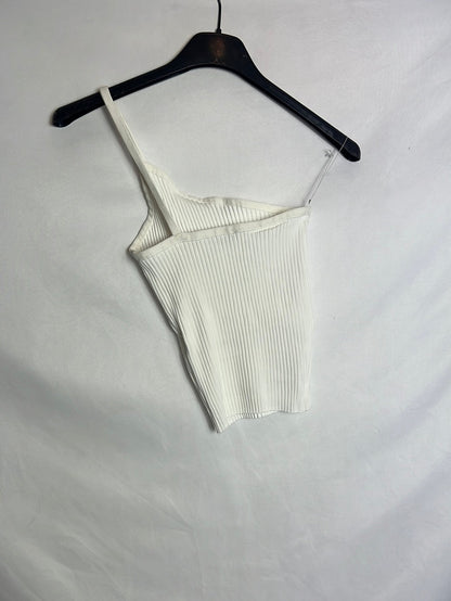 ZARA. Asymmetrical white ribbed crop top. TS