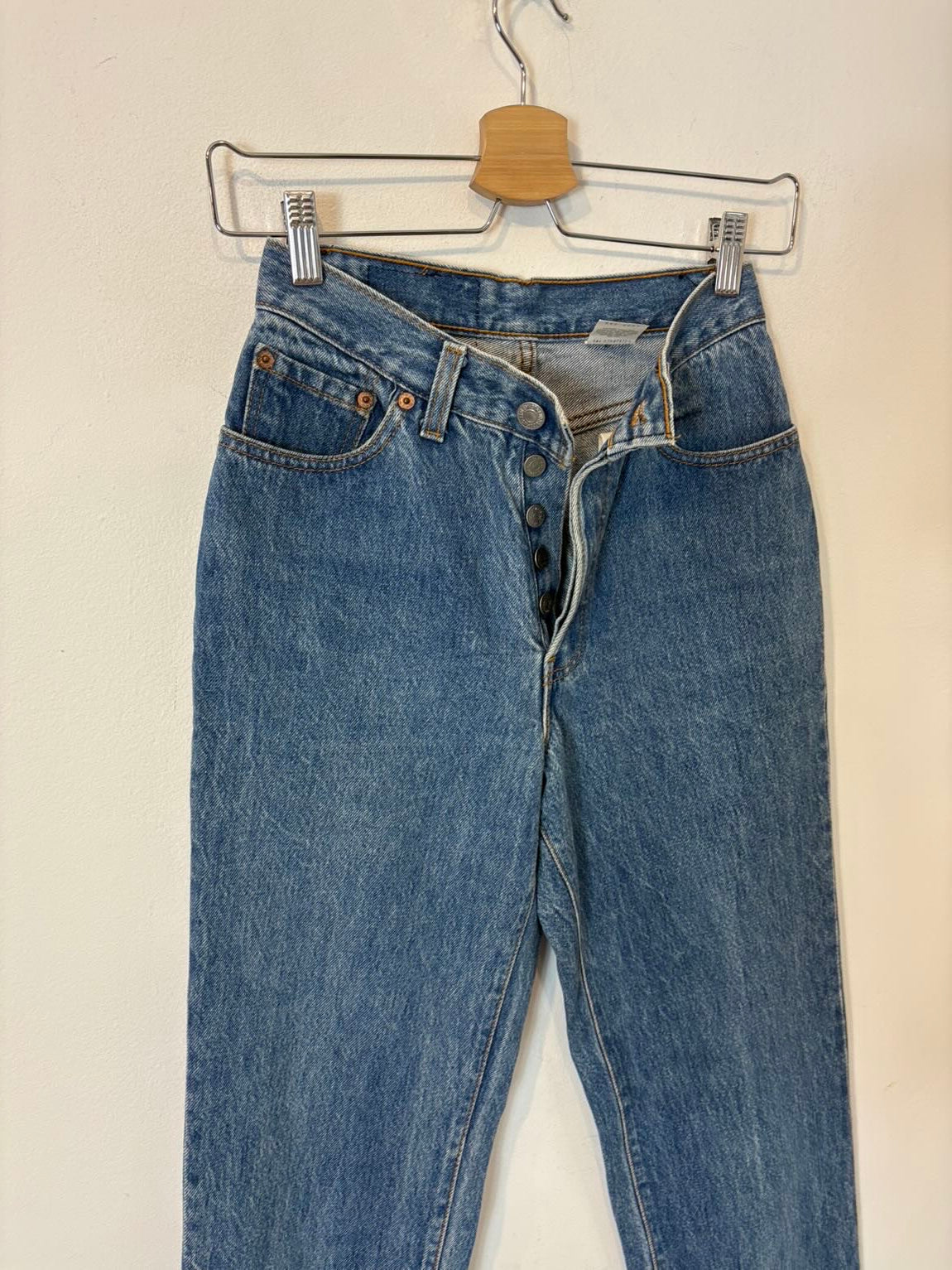 LEVI’S . Denim vintage abotonado lavado medio