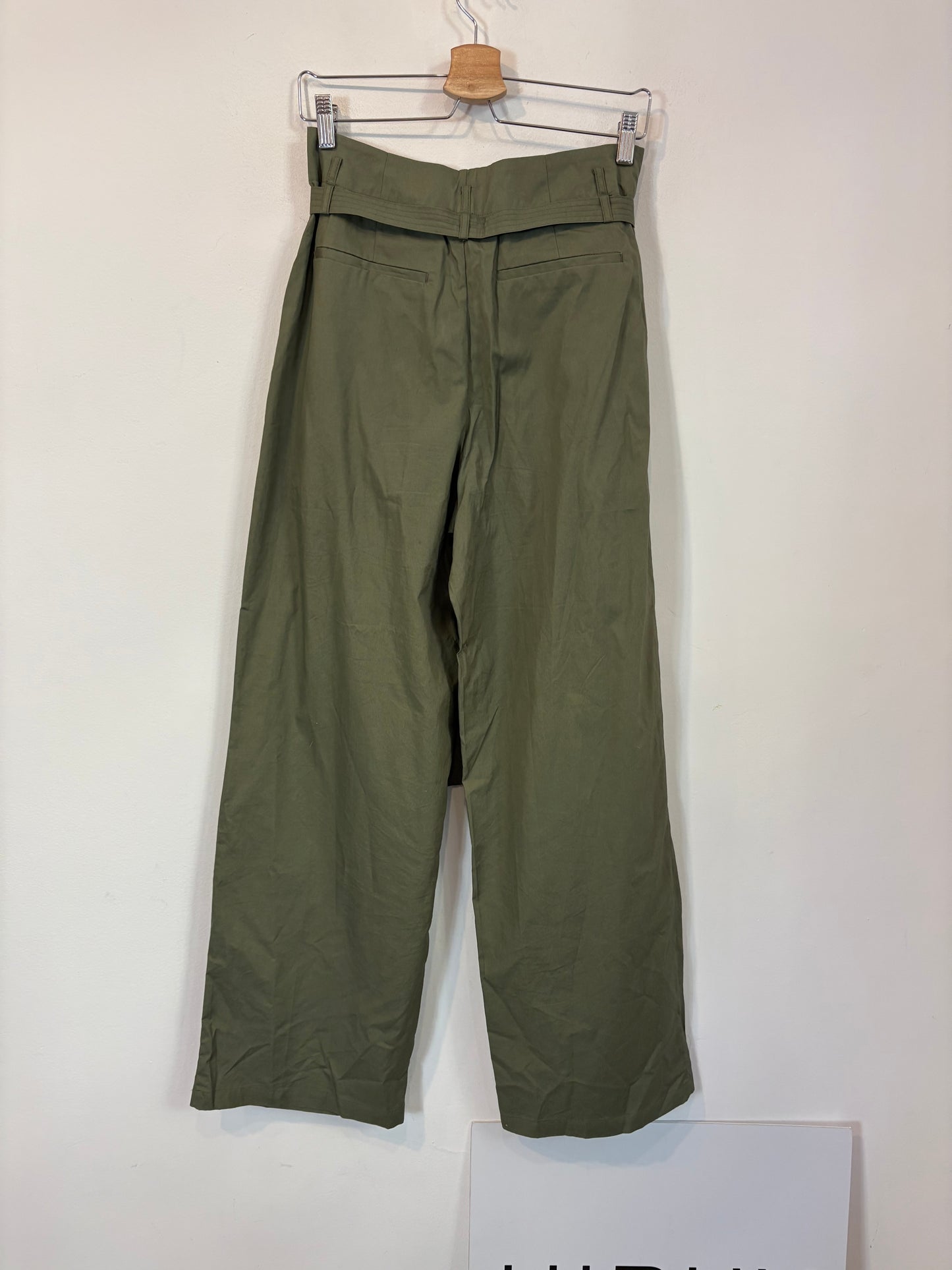 MANGO. Pantalón verde ancho