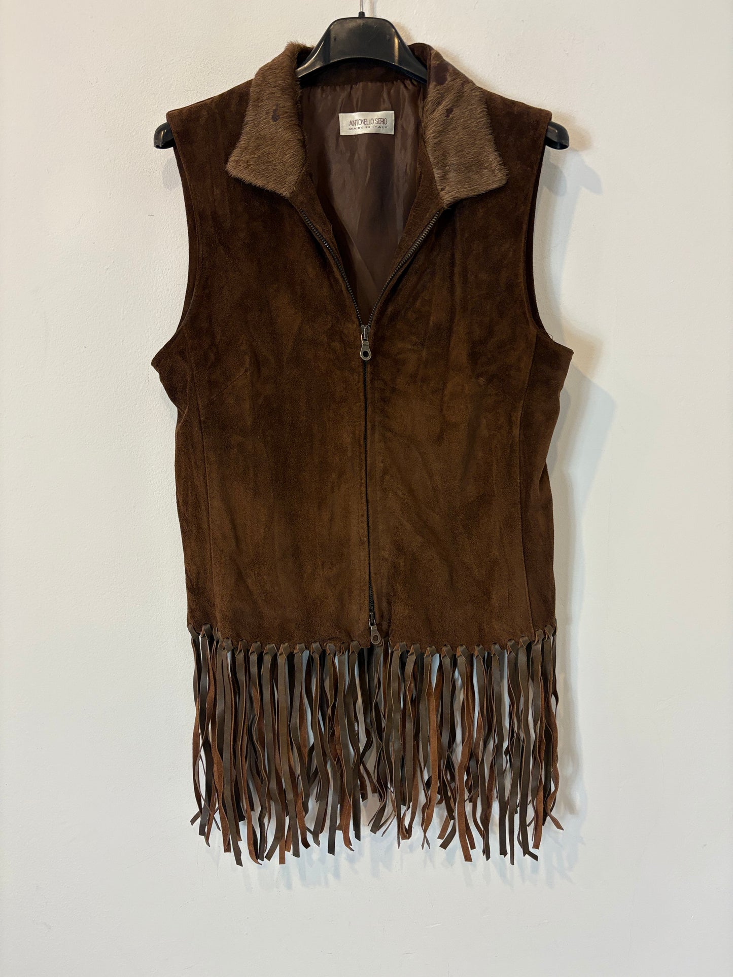 ANTONELLO SERIO. Brown leather vest with fringes. Size 40