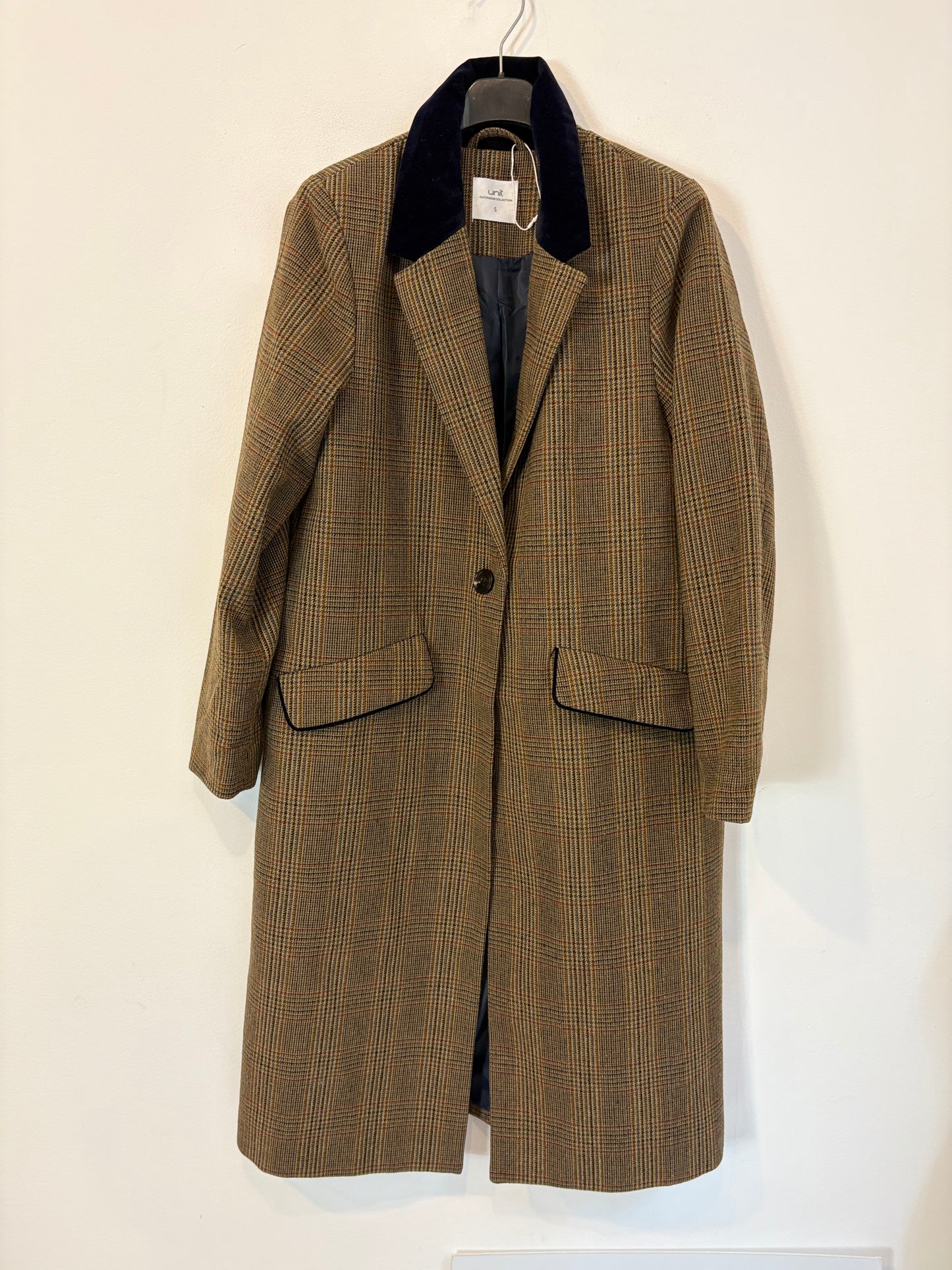 Abrigo cuadros detalles en terciopelo