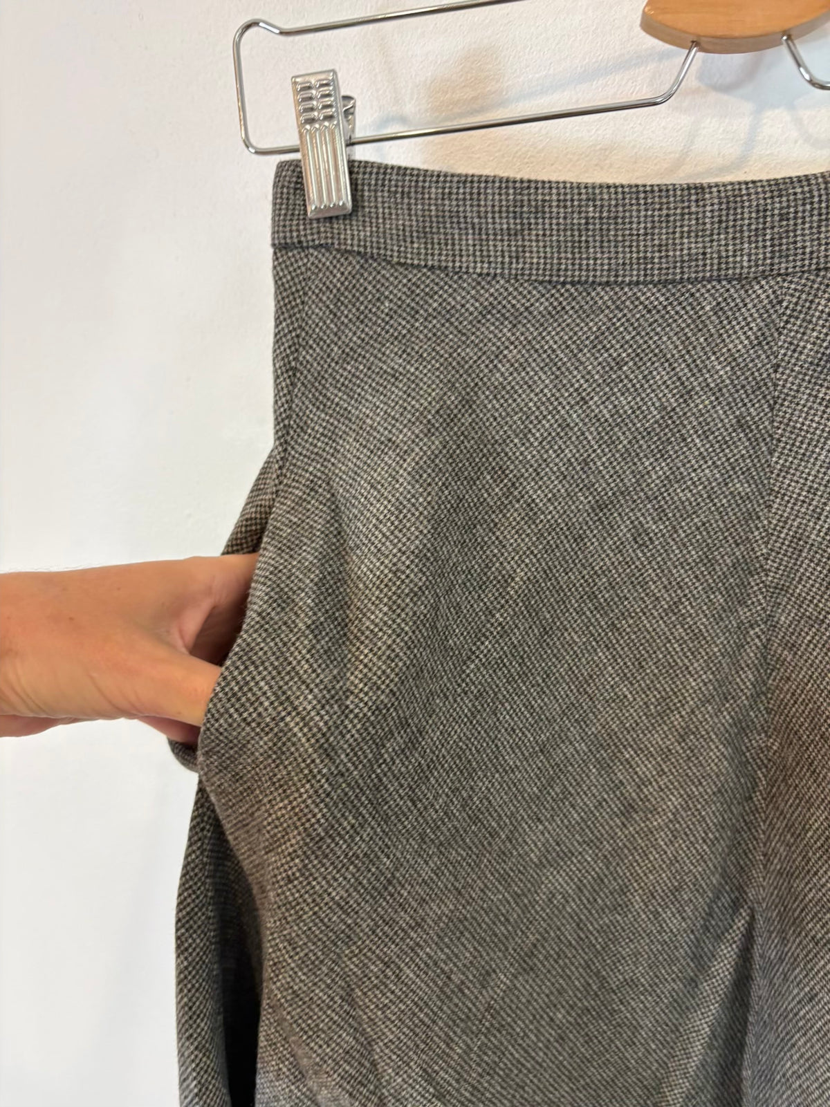 ZARA. Falda midi  bolsillos con lana