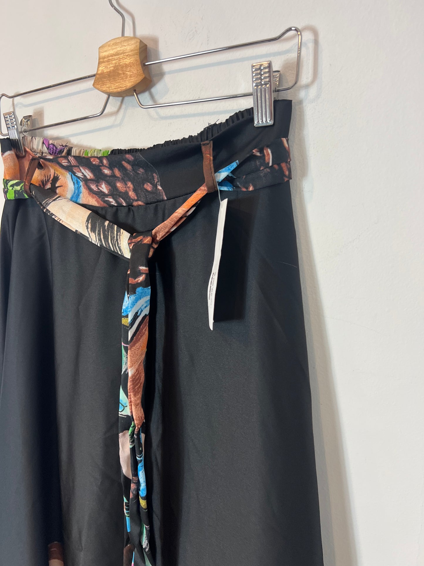 OTRAS. Falda larga fluida estampado caras. T M