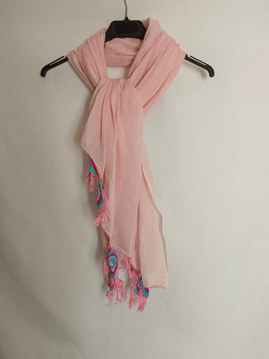 OTRAS. Fular rosa flecos croché