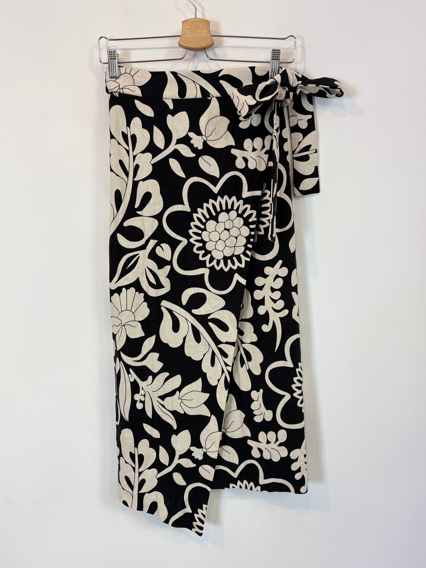 COOSY. Conjunto top y falda pareo negro y beige. T M