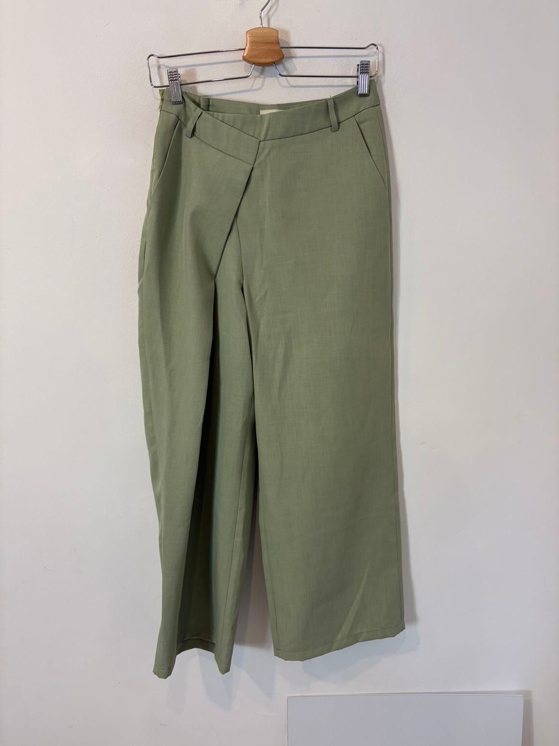 SOURCE UNKNOWN. Pantalón verde claro cruzado