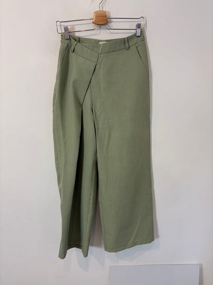SOURCE UNKNOWN. Pantalón verde claro cruzado