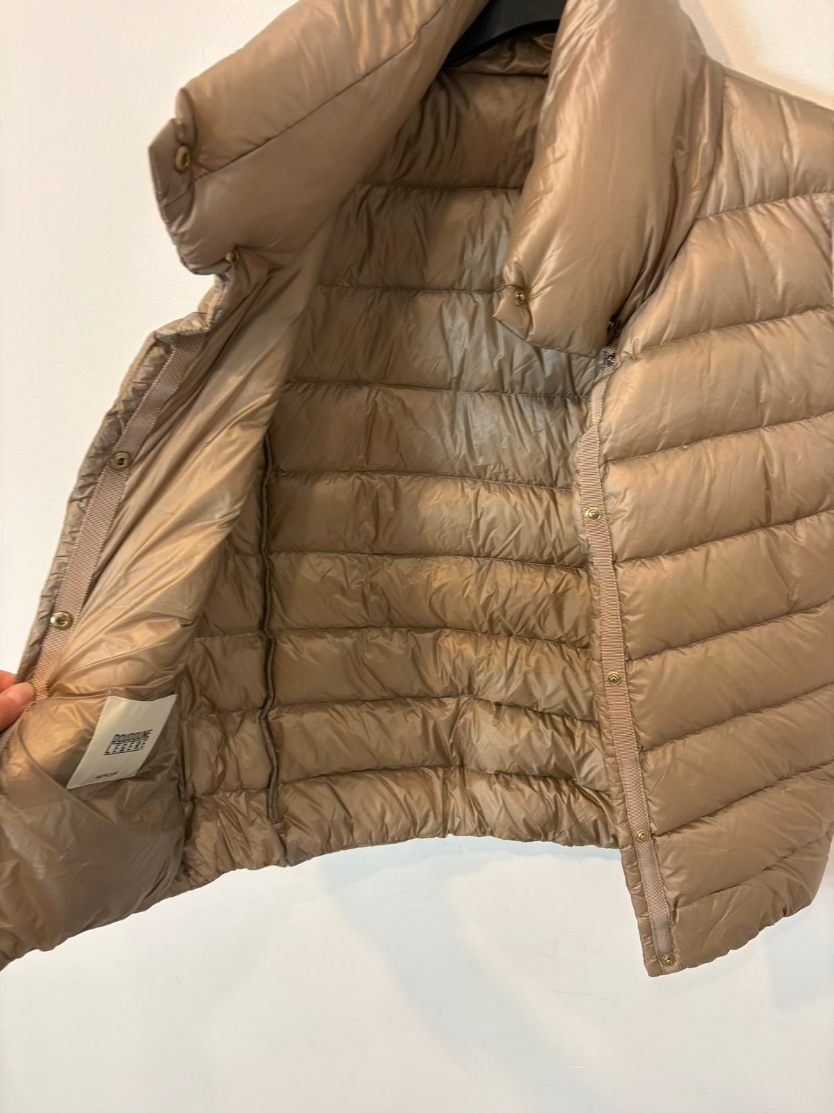 MONCLER. Chaleco ligero beige oscuro