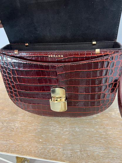 SEZANE. Bolso burdeos cocodrilo