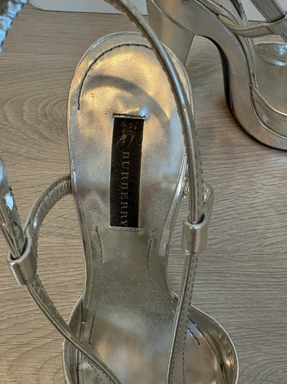 BURBERRY. Silver sandals. Size 39