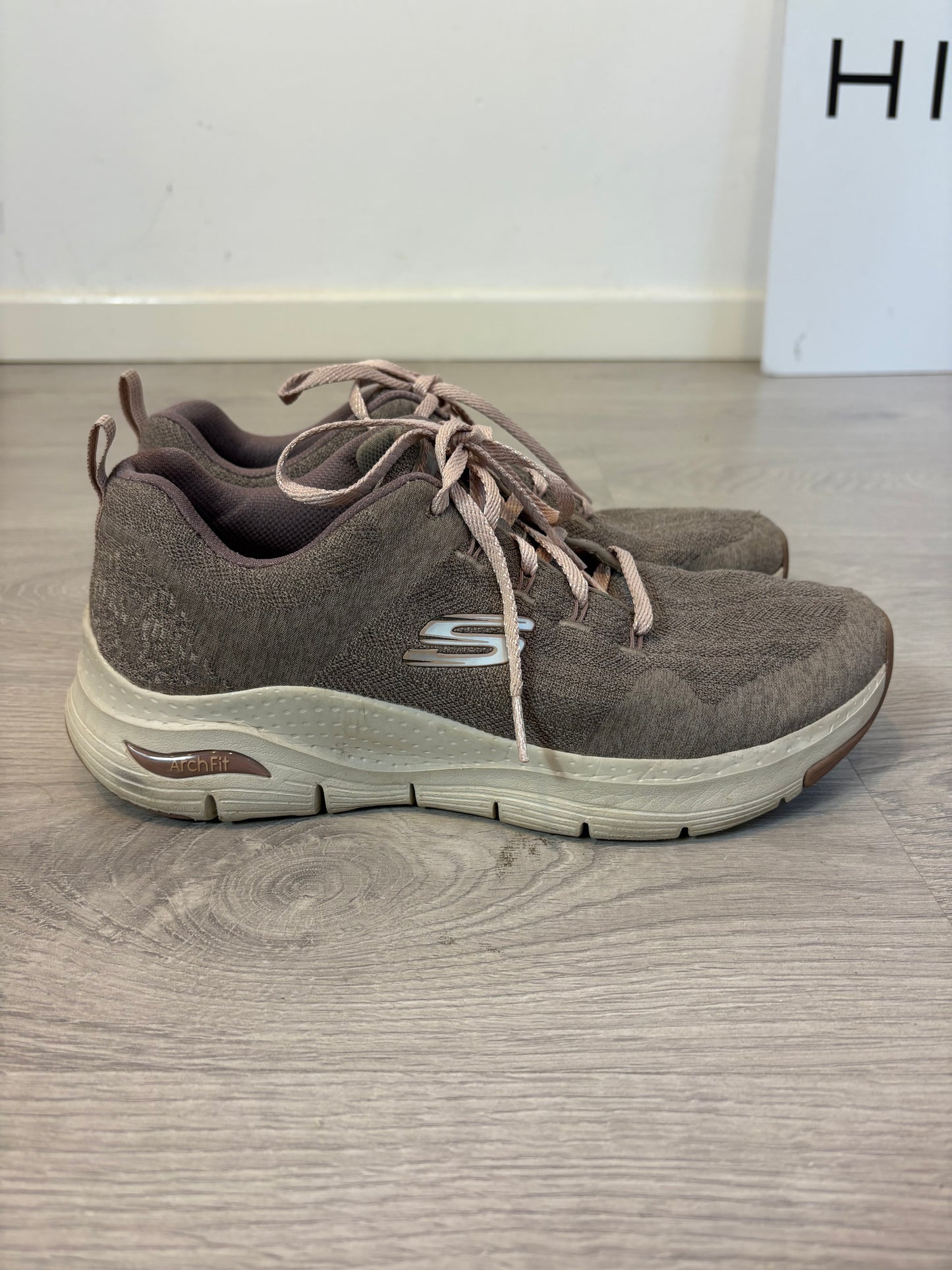 SKECHERS. Zapatillas casual beige textura. T 40