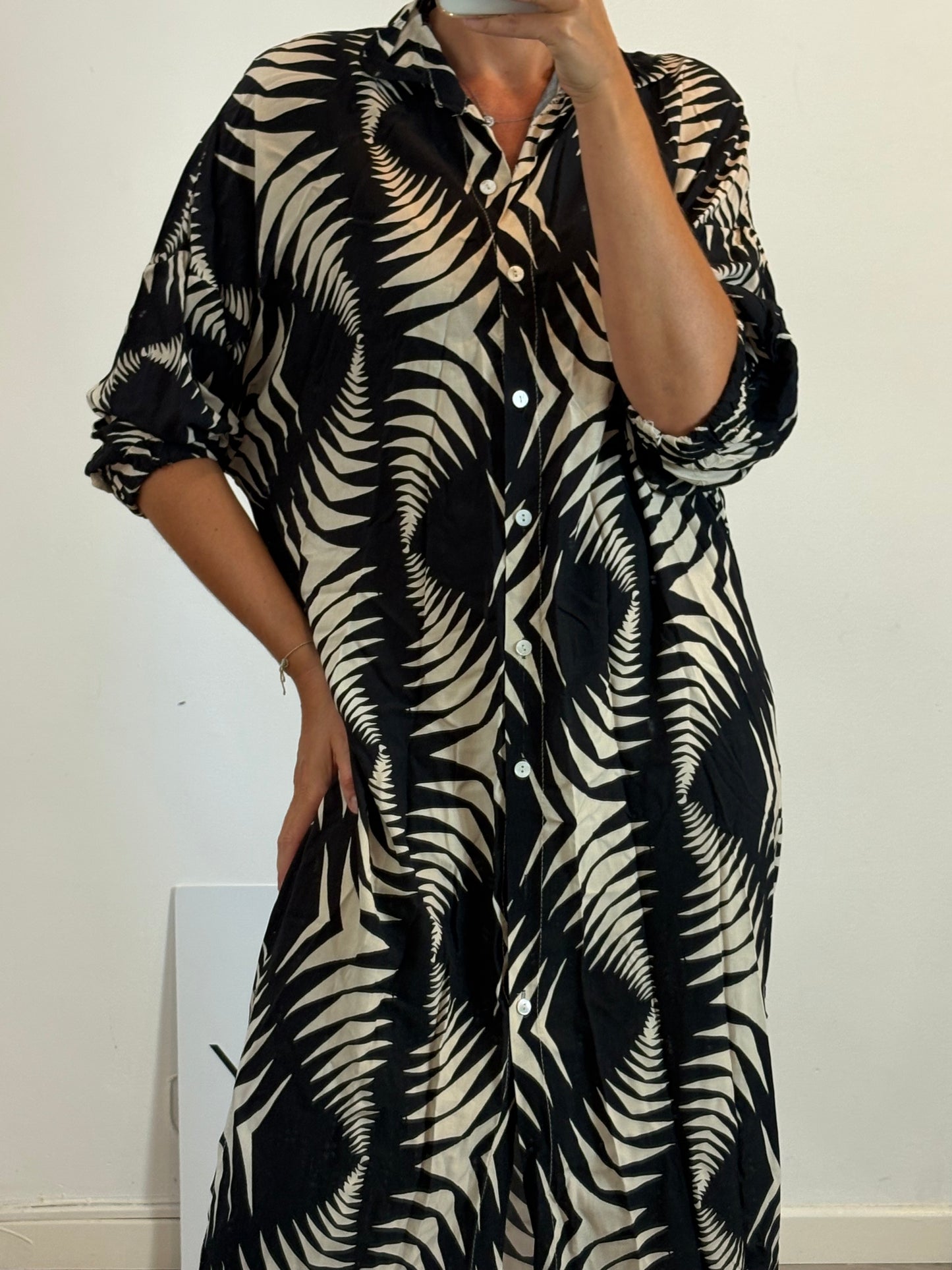 OTRAS. Vestido largo camisero estampado hojas. T M/L