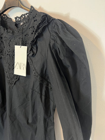 ZARA. Vestido negro detalles troquelados. T M