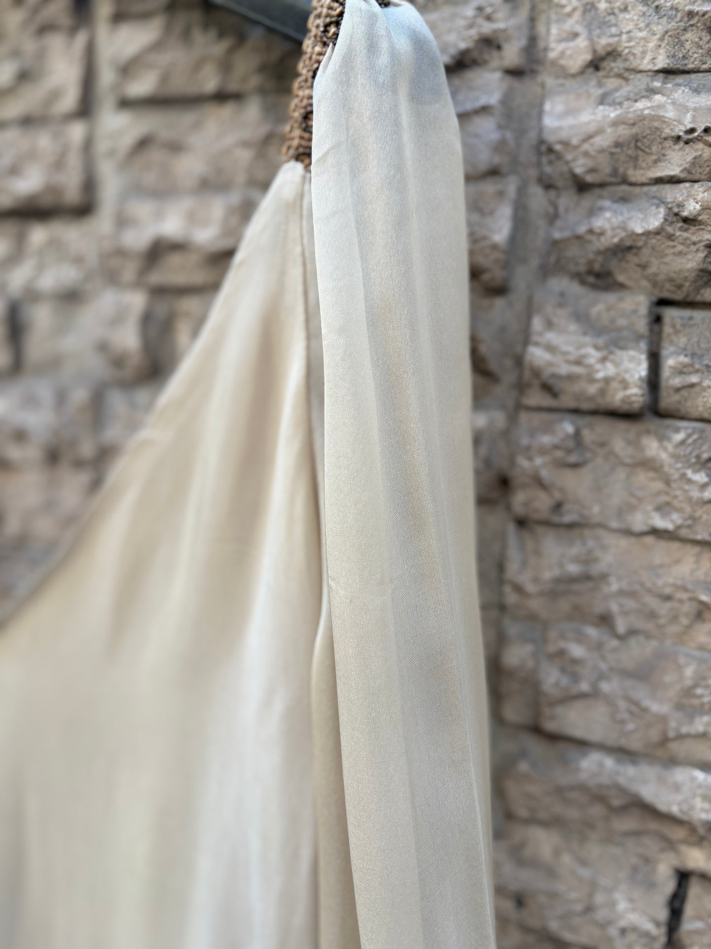 TBA. Vestido beige detalles