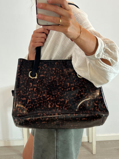 OTRAS. Bolso mediano efecto carey