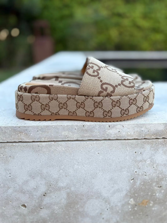 GUCCI. Sandalia plataforma GG. T 38