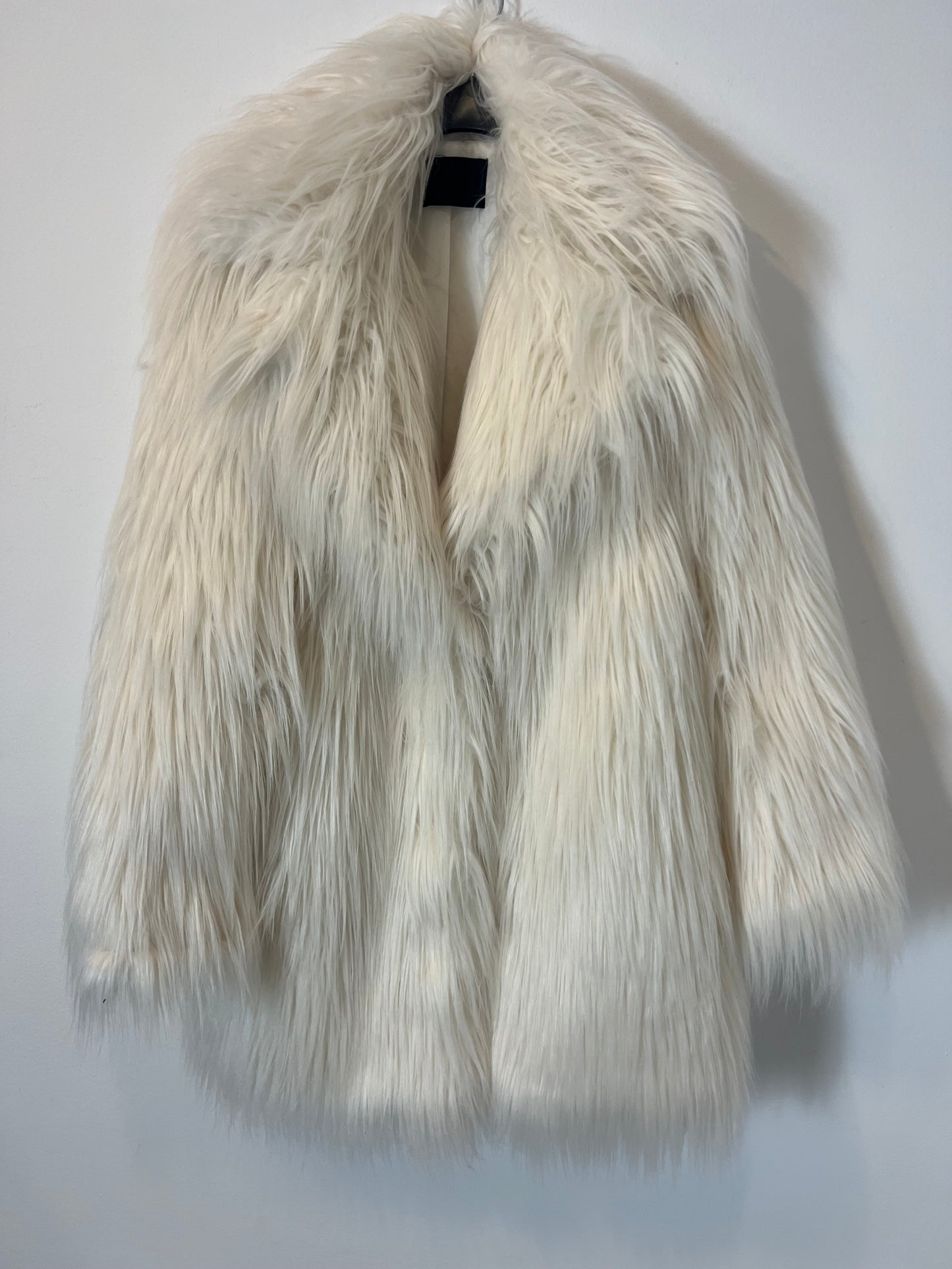 C&A. Abrigo pelo color crudo.  T S