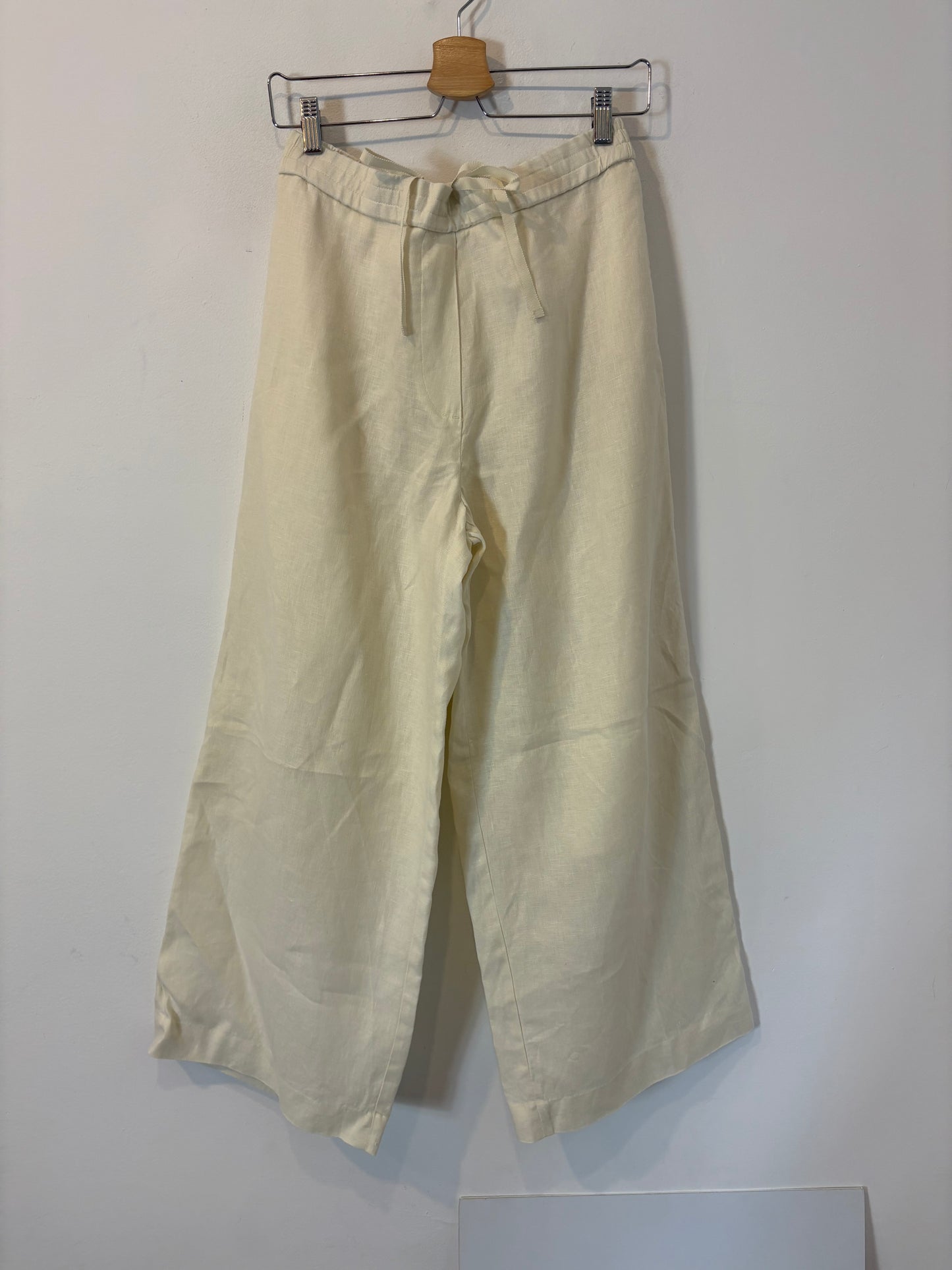 COS. Pantalón color crudo fluido 38