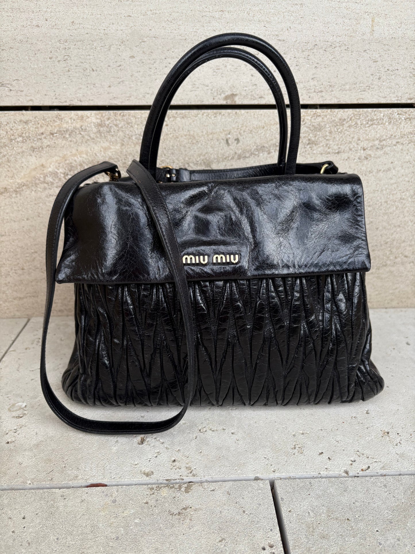 MIU MIU. Bolso matelassé piel negro