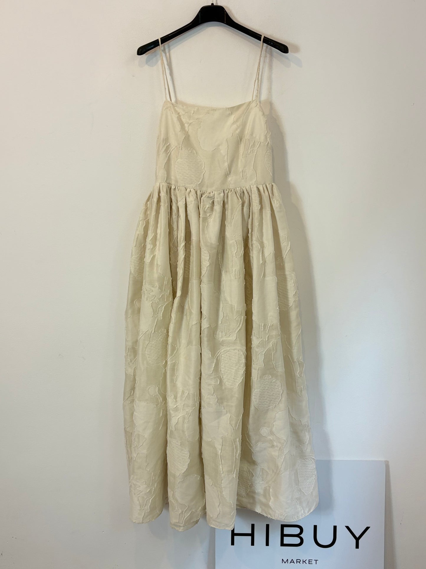 H&M. Vestido midi textura y vuelo. T XS