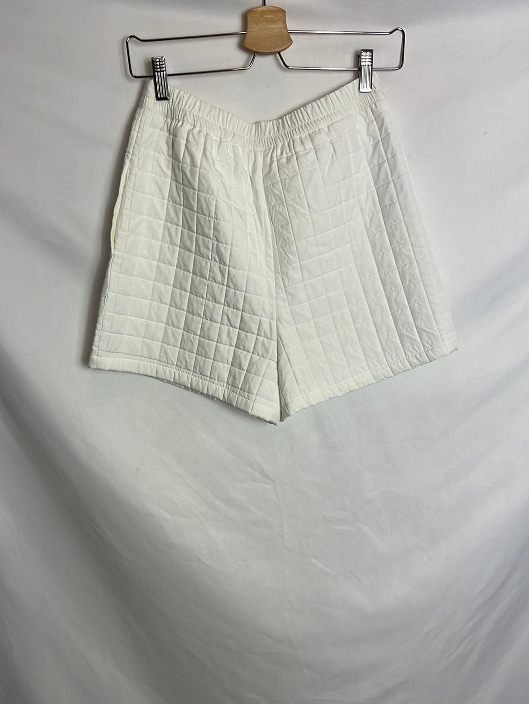 MANGO. Total look chaqueta y bermuda acolchadas. T S