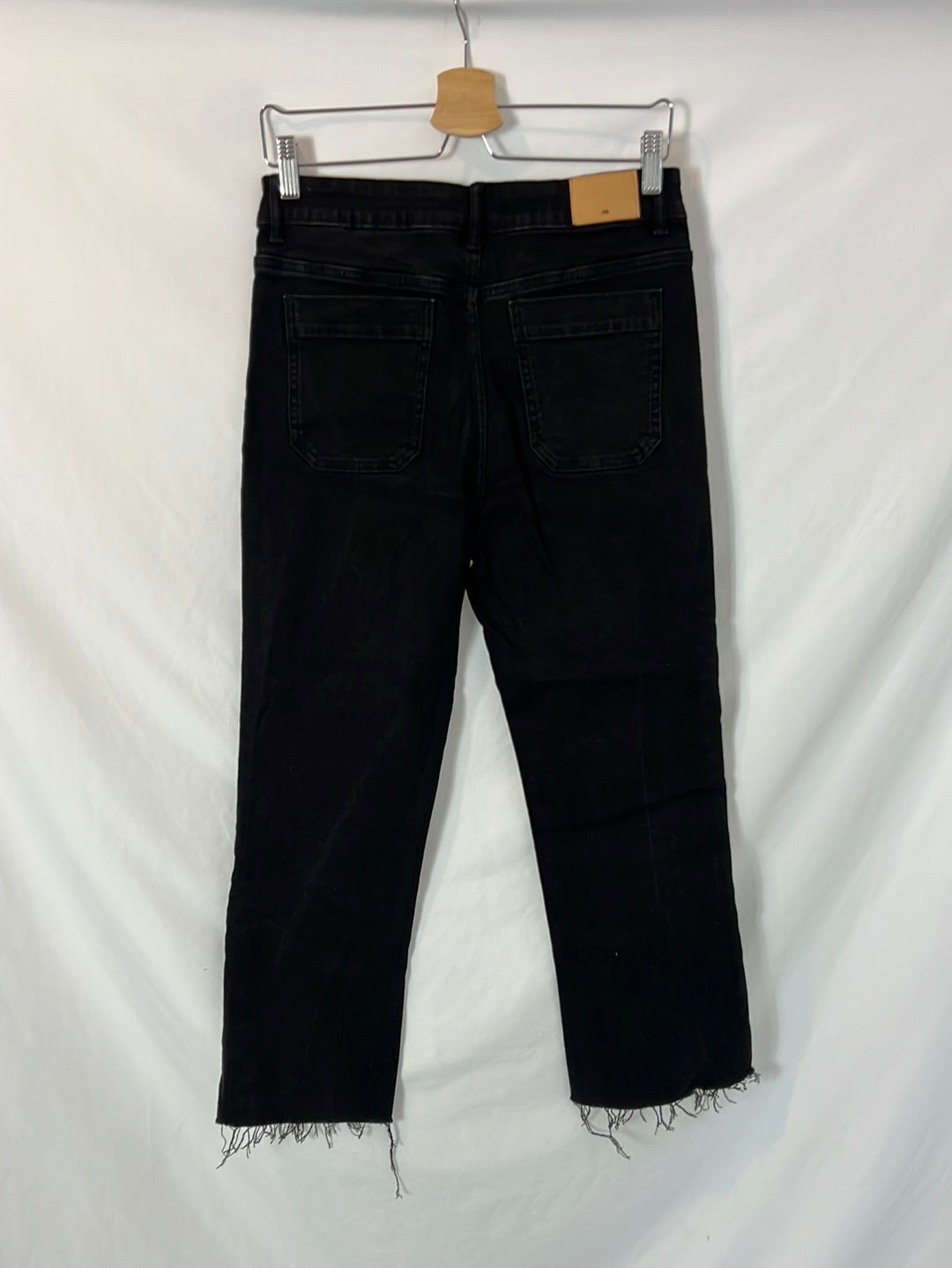 ZARA. Denim cropped bolsillos negro. T 40