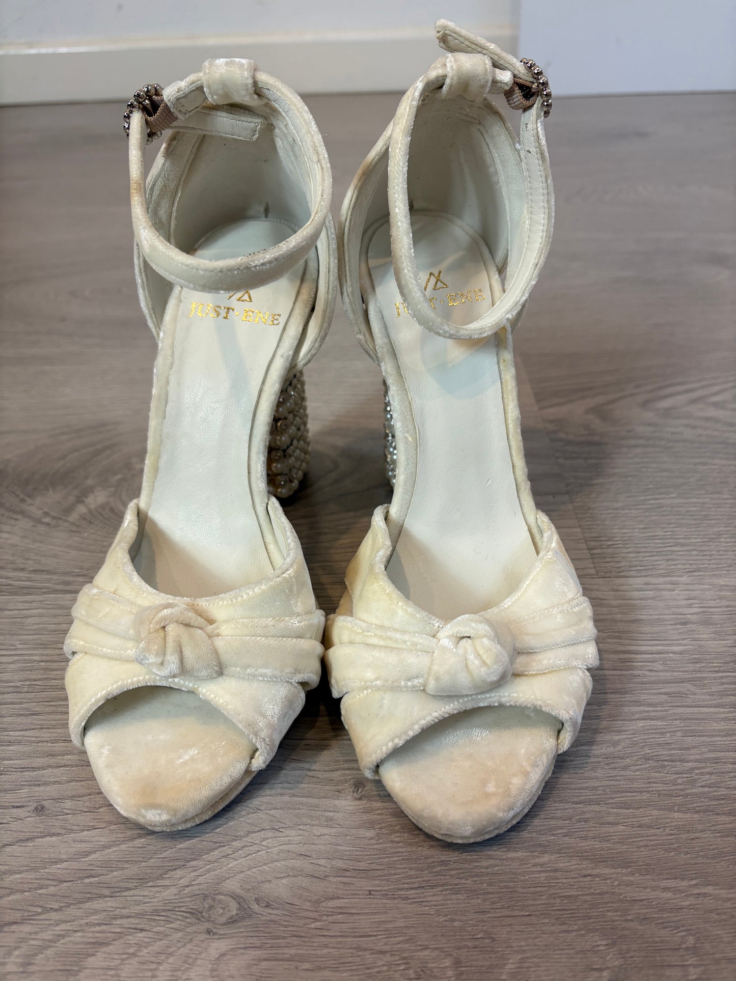 JUST+ ENE. Sandalia terciopelo Bianca