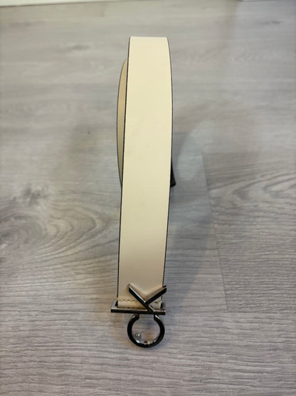 CALVIN KLEIN. Cinturón beige hebilla logo