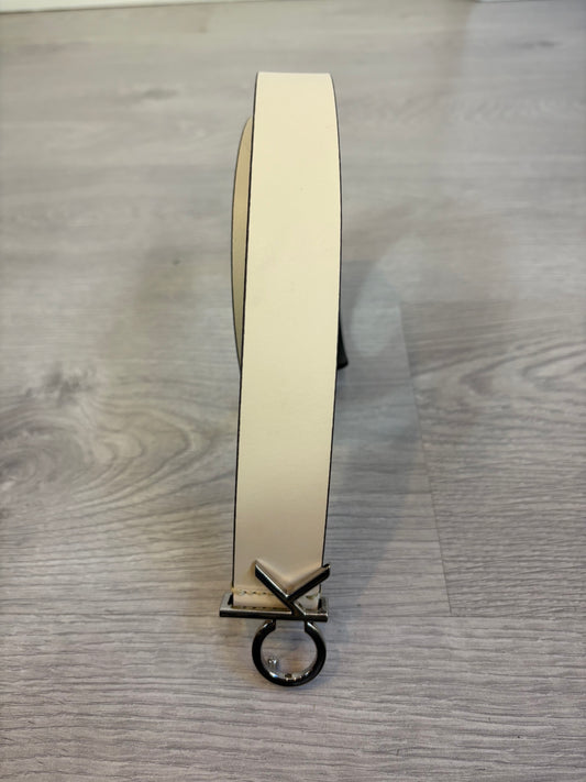 CALVIN KLEIN. Cinturón beige hebilla logo