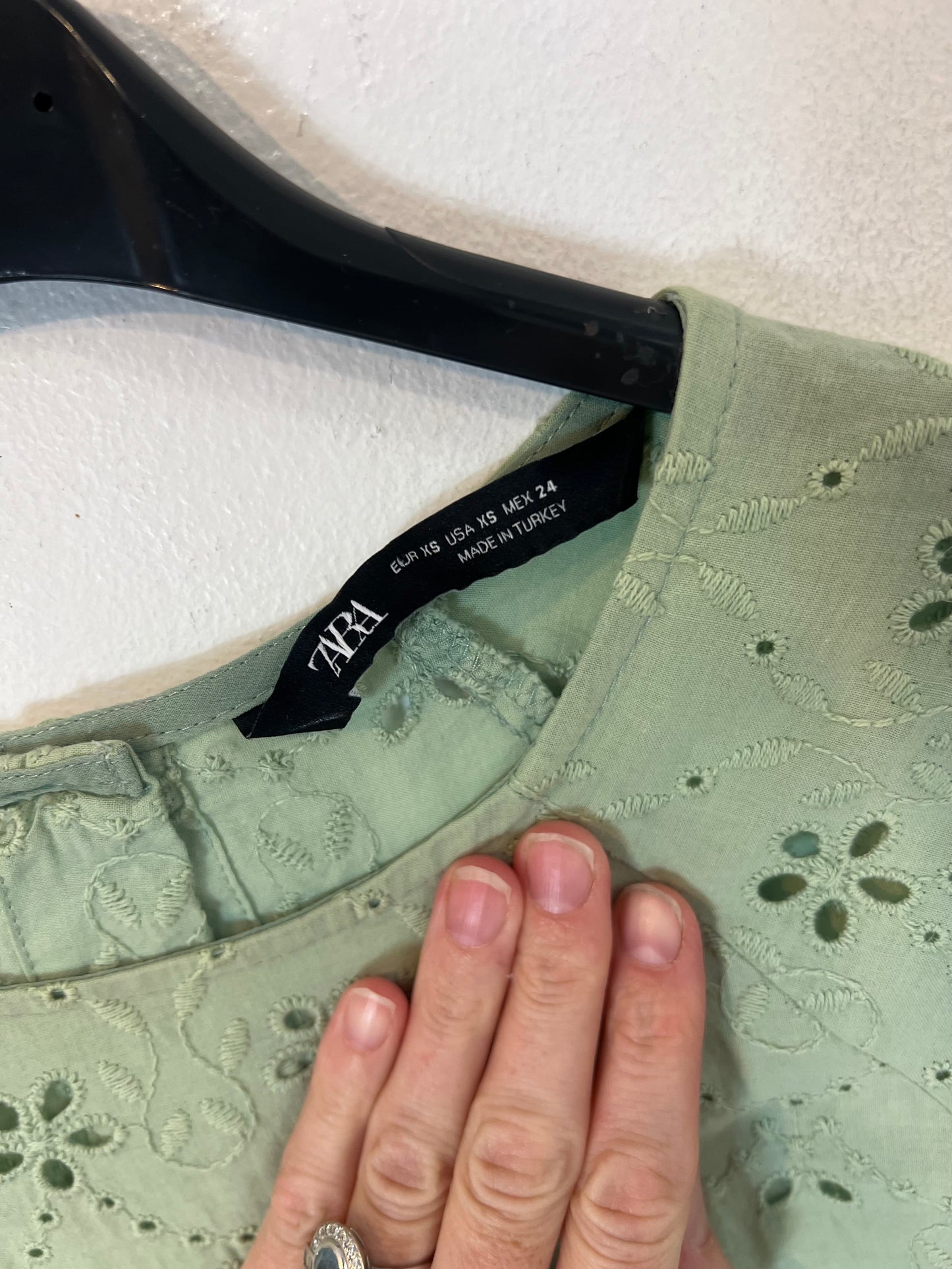 ZARA. Blusa verde troquelada. T XS