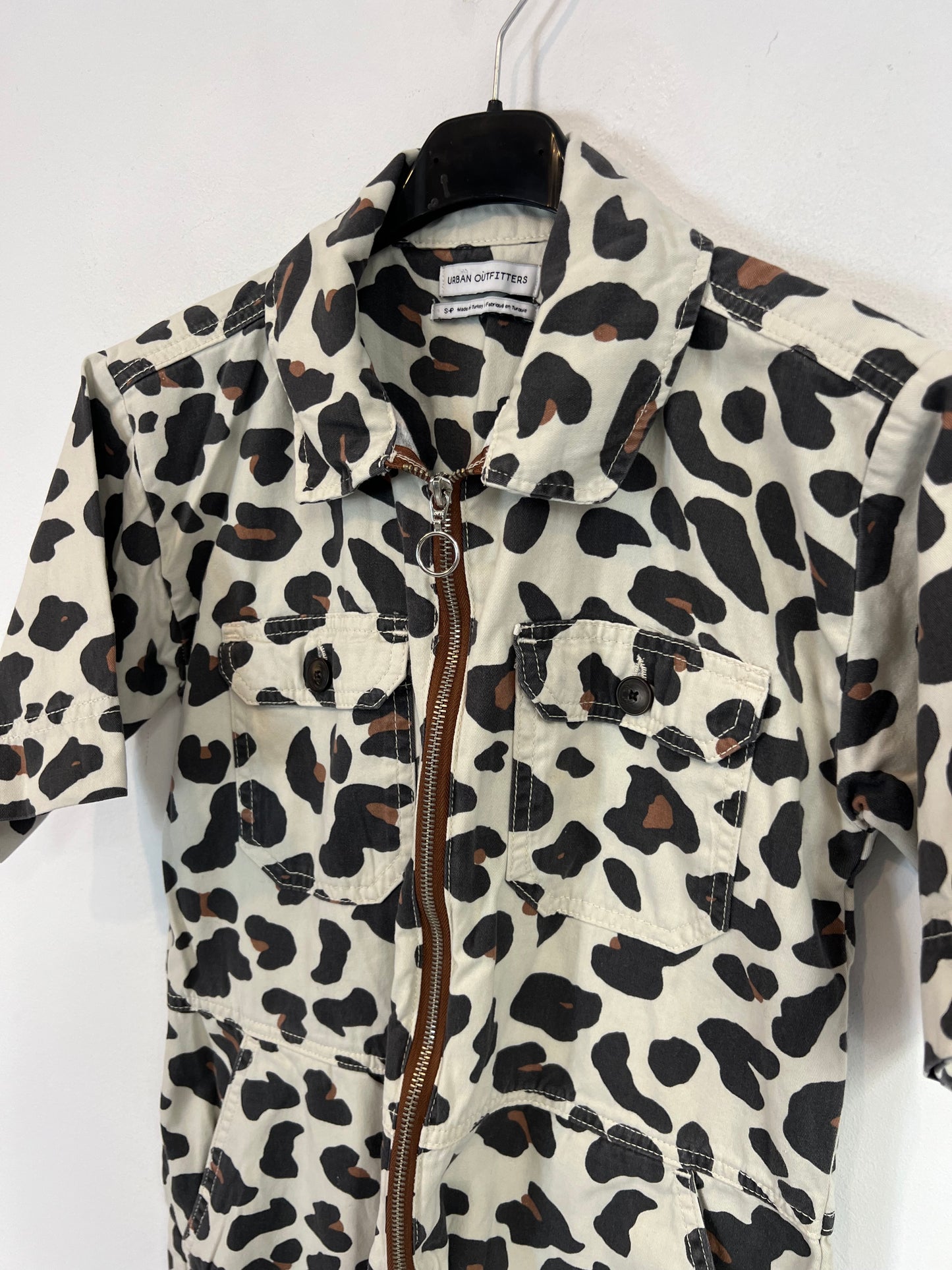 URBAN OUTFITERS. Mono beige animal print T.s